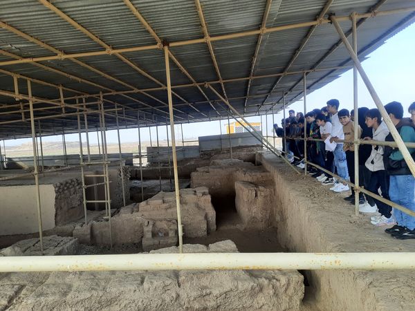 بازدید دانش‌آموزان دبیرستان نمونه دولتی پژوهش آشخانه از محوطه تاریخی ریوی