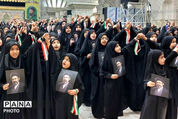هم‌نوایی دانش‌آموزان منطقه ۵ تهران با سرود «باید برخاست» در سوگواری رهبر شهید