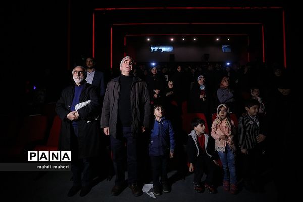 دیدار ابراهیم حاتمی کیا با خانواده شهدا