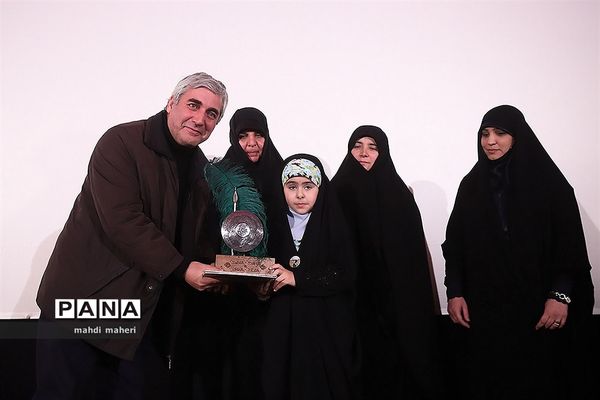 دیدار ابراهیم حاتمی کیا با خانواده شهدا