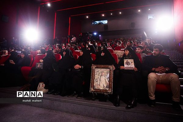 دیدار ابراهیم حاتمی کیا با خانواده شهدا