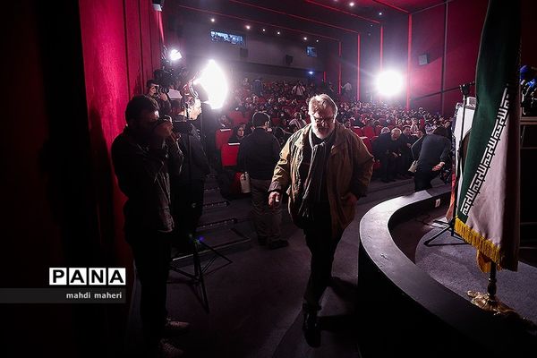 دیدار ابراهیم حاتمی کیا با خانواده شهدا