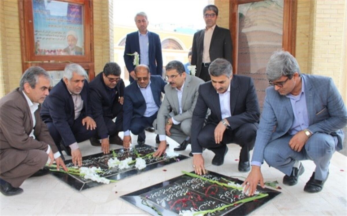 عطر افشانی و گل گزاری قبور مطهر شهدا به مناسبت روز امور تربیتی در بوشهر