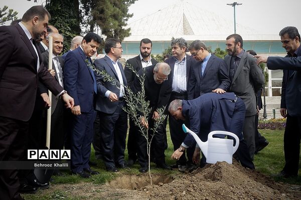 کاشت یک اصله نهال توسط رئیس مجلس در روز درختکاری