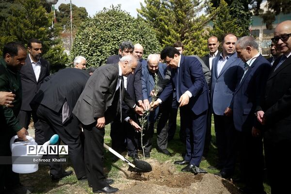 کاشت یک اصله نهال توسط رئیس مجلس در روز درختکاری