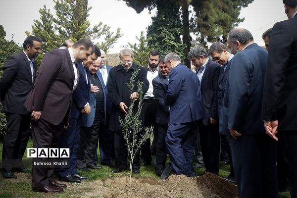 کاشت یک اصله نهال توسط رئیس مجلس در روز درختکاری