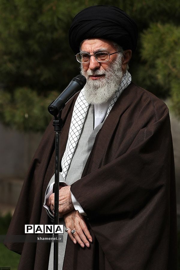 کاشت نهال توسط رهبر انقلاب در روز درختکاری