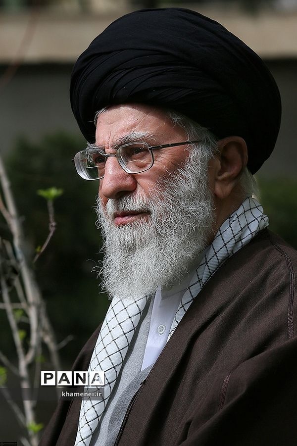 کاشت نهال توسط رهبر انقلاب در روز درختکاری