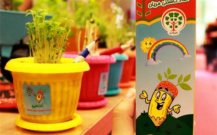 آغاز توزیع ۵۰۰ هزار مدادکاشتنی و گلدان در شعب بانک آینده