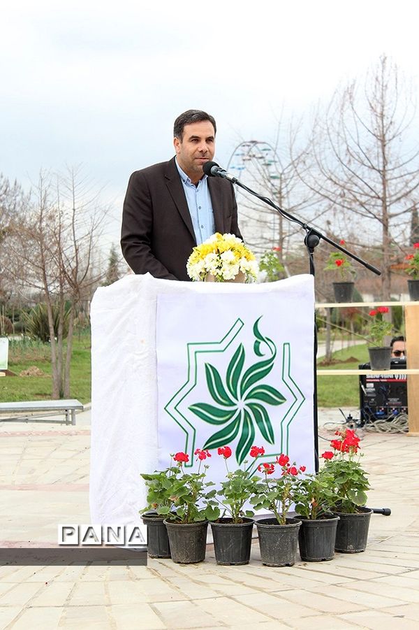 آیین درختکاری با حضور اعضای تشکیلات سازمان دانش‌آموزی در شهرستان ساری