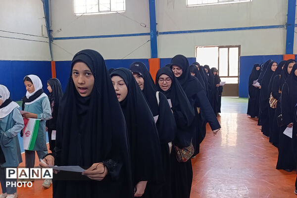 بازدید مدیرکل آموزش و پرورش خراسان شمالی از تمرین سرود «رهبر شهیدم» دانش‌آموزان بجنوردی