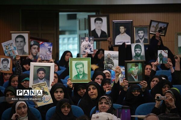 تجلیل از مادران وهمسران شهدا