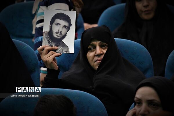 تجلیل از مادران وهمسران شهدا