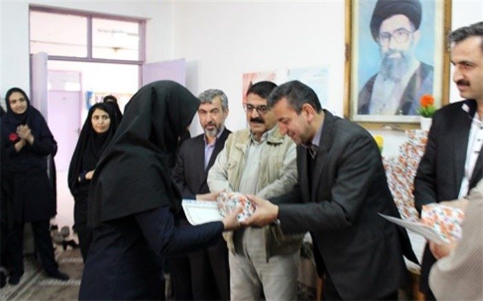 مادران در کنار فعالیت های اجتماعی، وظیفه مهم تربیت فرزندان را بر عهده دارند