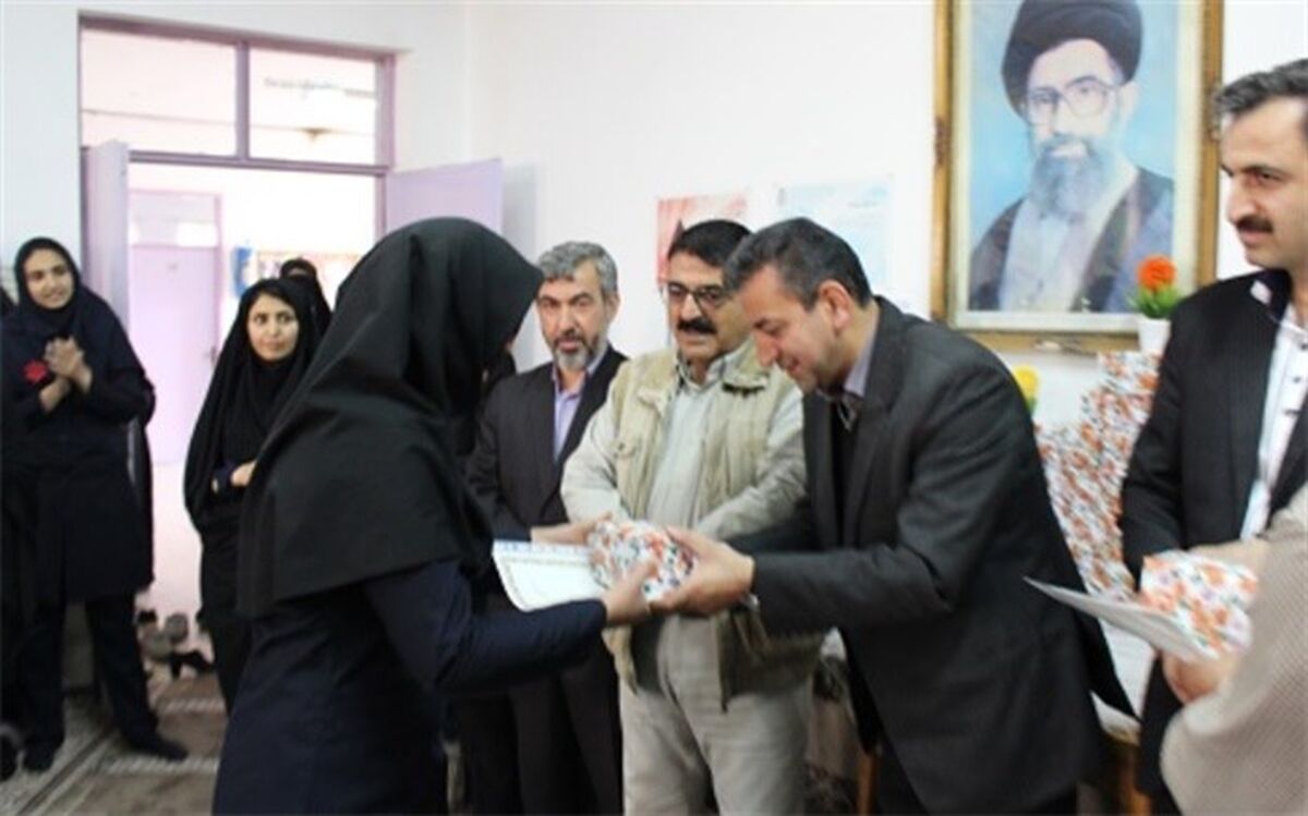 مادران در کنار فعالیت های اجتماعی، وظیفه مهم تربیت فرزندان را بر عهده دارند