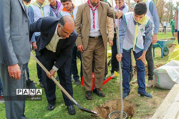 جشن تولد زمین در دبیرستان شهید شهریاری منطقه 19