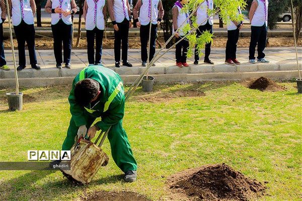 جشن تولد زمین در دبیرستان شهید شهریاری منطقه 19