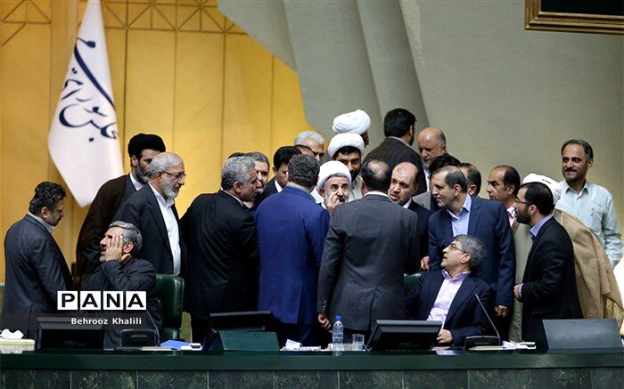 تحصن اصولگرایان  برای سوال از روحانی در جلسه استیضاح آخوندی