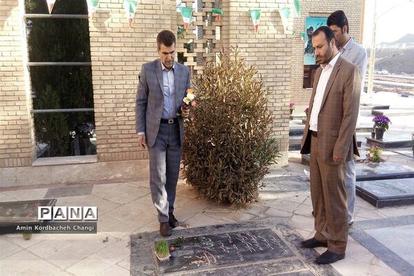 ادای احترام مدیر آموزش و پرورش پاکدشت در گلزار شهدا