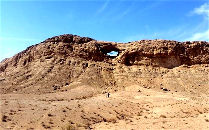 سنگ سوراخ، کوهی دیدنی در فردوس