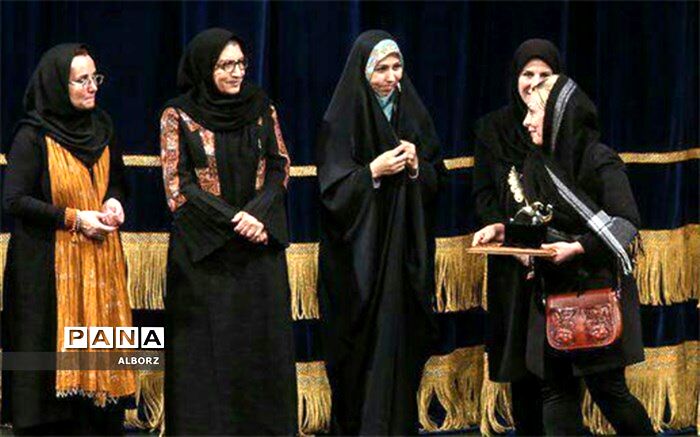 دریافت نشان برتر هنرمند البرزی در هفتمین جشنواره بین المللی مد و لباس فجر