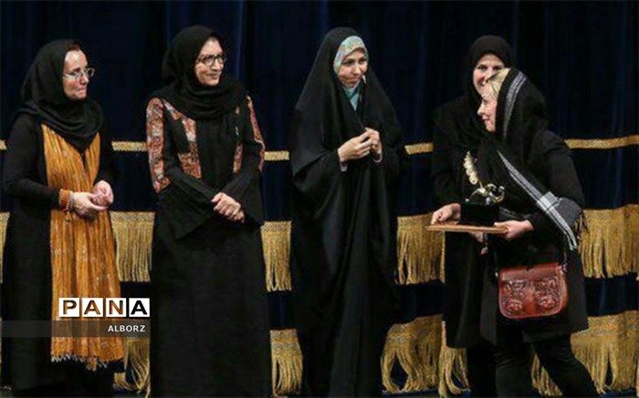 دریافت نشان برتر هنرمند البرزی در هفتمین جشنواره بین المللی مد و لباس فجر