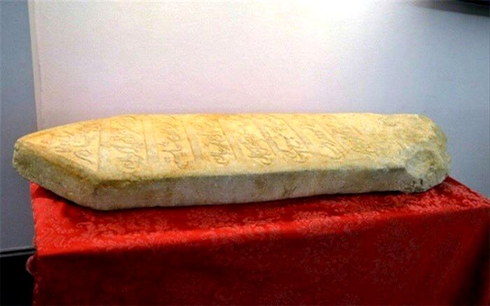 ایتالیا سنگ قبر قدیمی قاچاق‌شده را به سفیر ایران تحویل داد