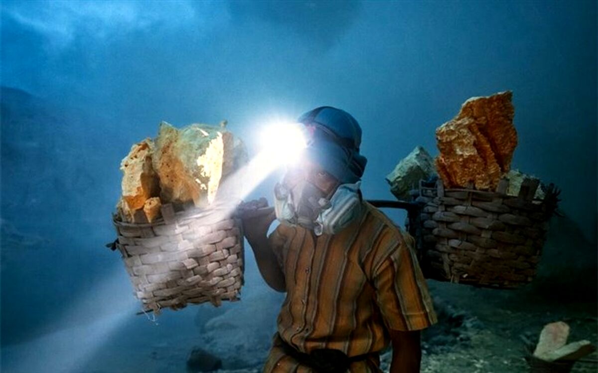 تصاویر منحصربه‌فرد از کار در آتش‌فشان فعال!