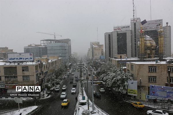 برف ریزان بهاری با بارش برف زمستانی در کرج
