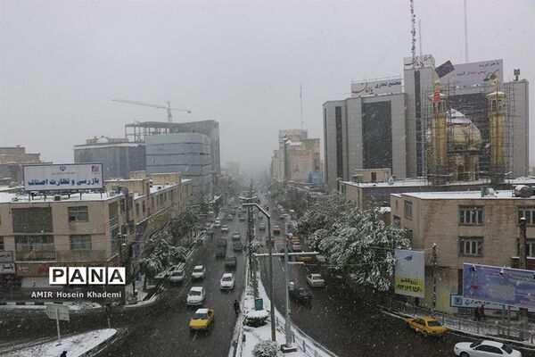 برف ریزان بهاری با بارش برف زمستانی در کرج