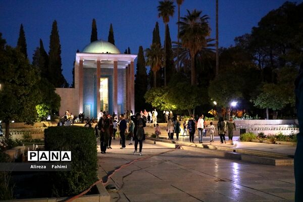 دلربایی گنبد فیروزه ای شیراز