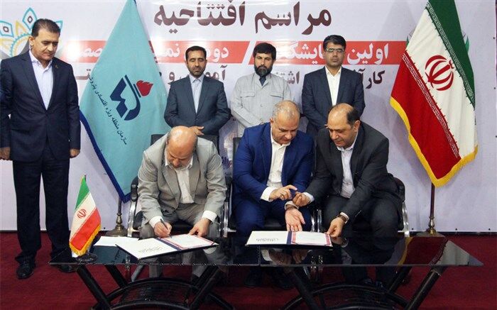 انعقاد تفاهم نامه آغاز فعالیت دوازده شرکت خصوصی در منطقه ویژه اقتصادی پتروشیمی با حضور استاندار
