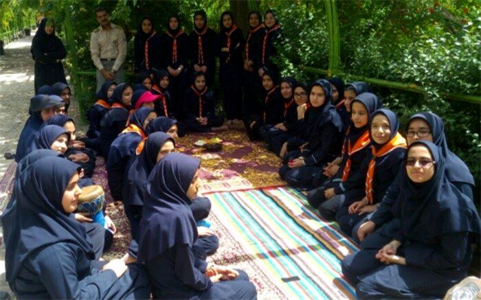 جشن پایانی آموزش های پیشتازان دبیرستان تمام تشکیلاتی اشکذر برگزار شد