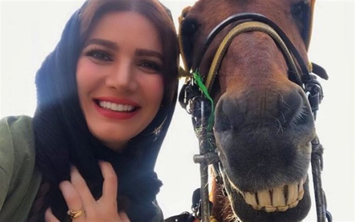 تصویر/ سلفی جالب خانم بازیگر با اسب خندان!