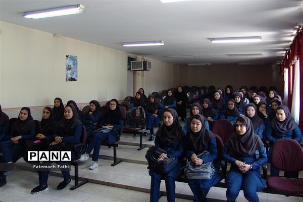 بازدید دانش آموزان پایه نهم از هنرستان بحرالعلوم چهاردانگه