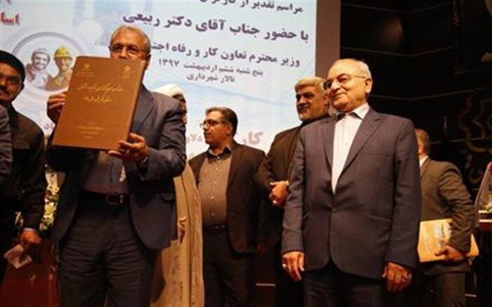 رونمایی از سند توسعه اشتغال استان قم توسط وزیر تعاون کار و رفاه اجتماعی