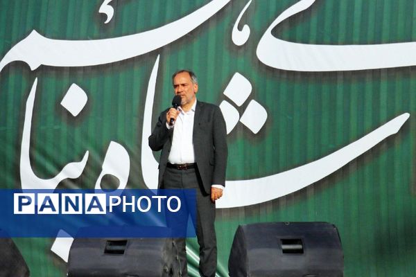 نخستین سالگرد خادم‌الرضا (علیه‌السلام) شهید آیت‌الله سید ابراهیم رئیسی در عرصه میدان شهدا مشهد 