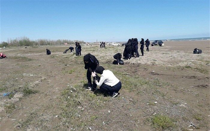 مشارکت دانش‌آموزان رودسری در پاکسازی ساحل خزر