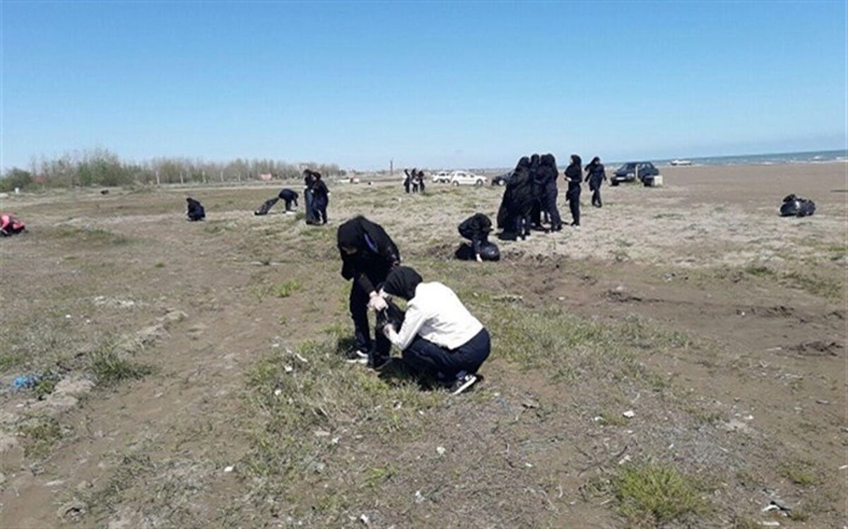 مشارکت دانش‌آموزان رودسری در پاکسازی ساحل خزر