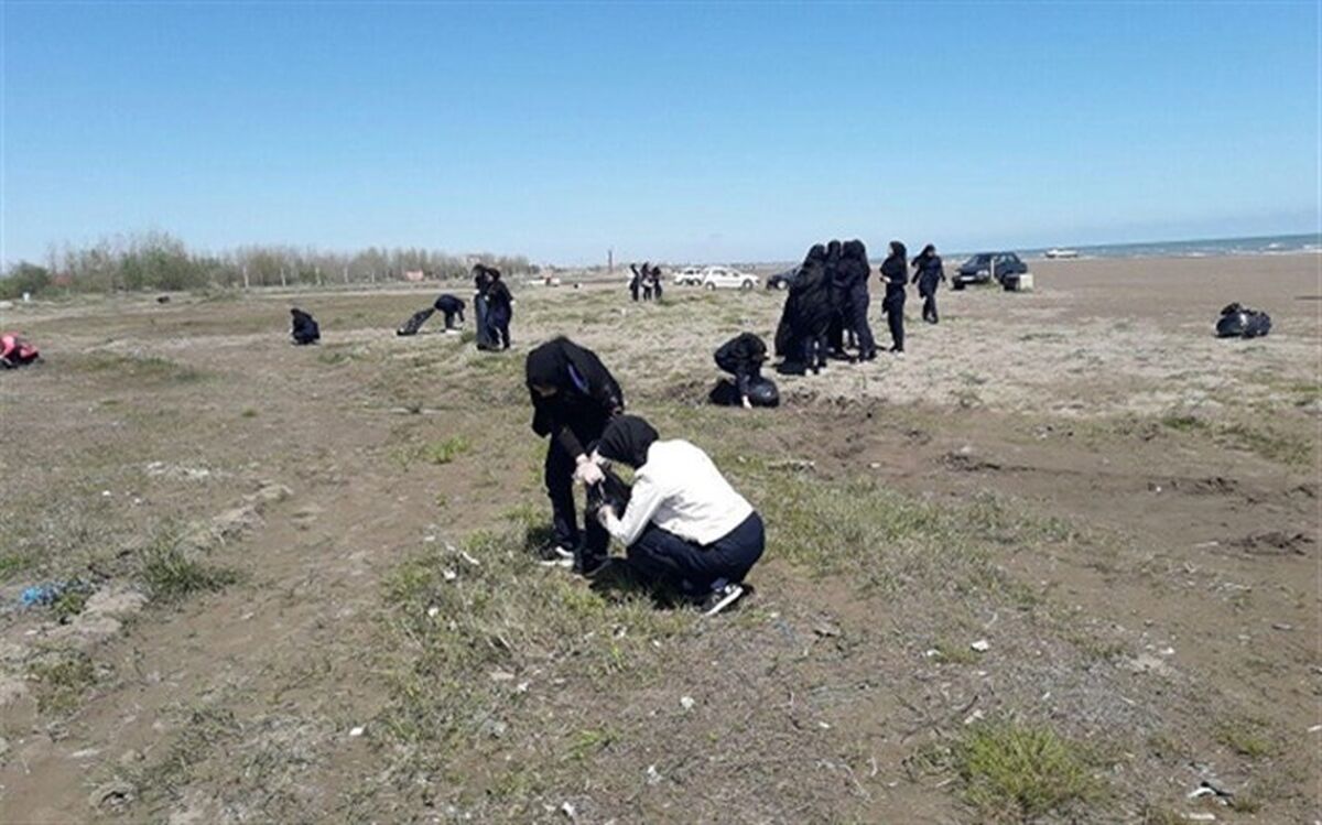 مشارکت دانش‌آموزان رودسری در پاکسازی ساحل خزر