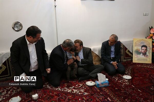 دیدار رئیس دفتر رئیس جمهور با خانواده های شهیدان مدافع حرم و جانبازان سرافراز اسلام و کارگر نمونه سال 96