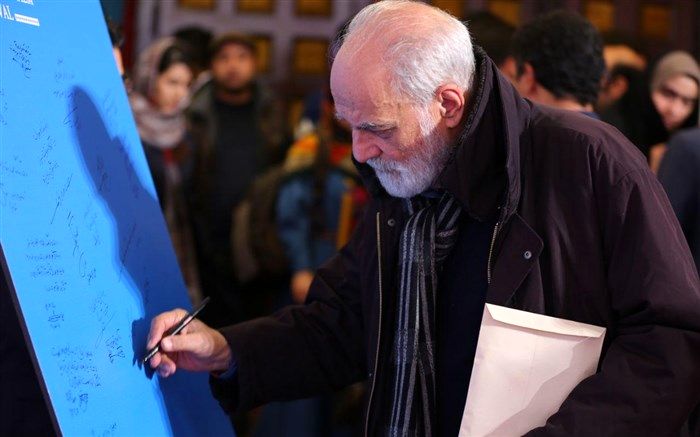 یدین آغداشلو در افتتاحیه نمایشگاه سودای قطاعی سخنرانی می‌کند