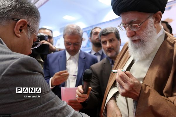 بازدید رهبر انقلاب از نمایشگاه کالای ایرانی