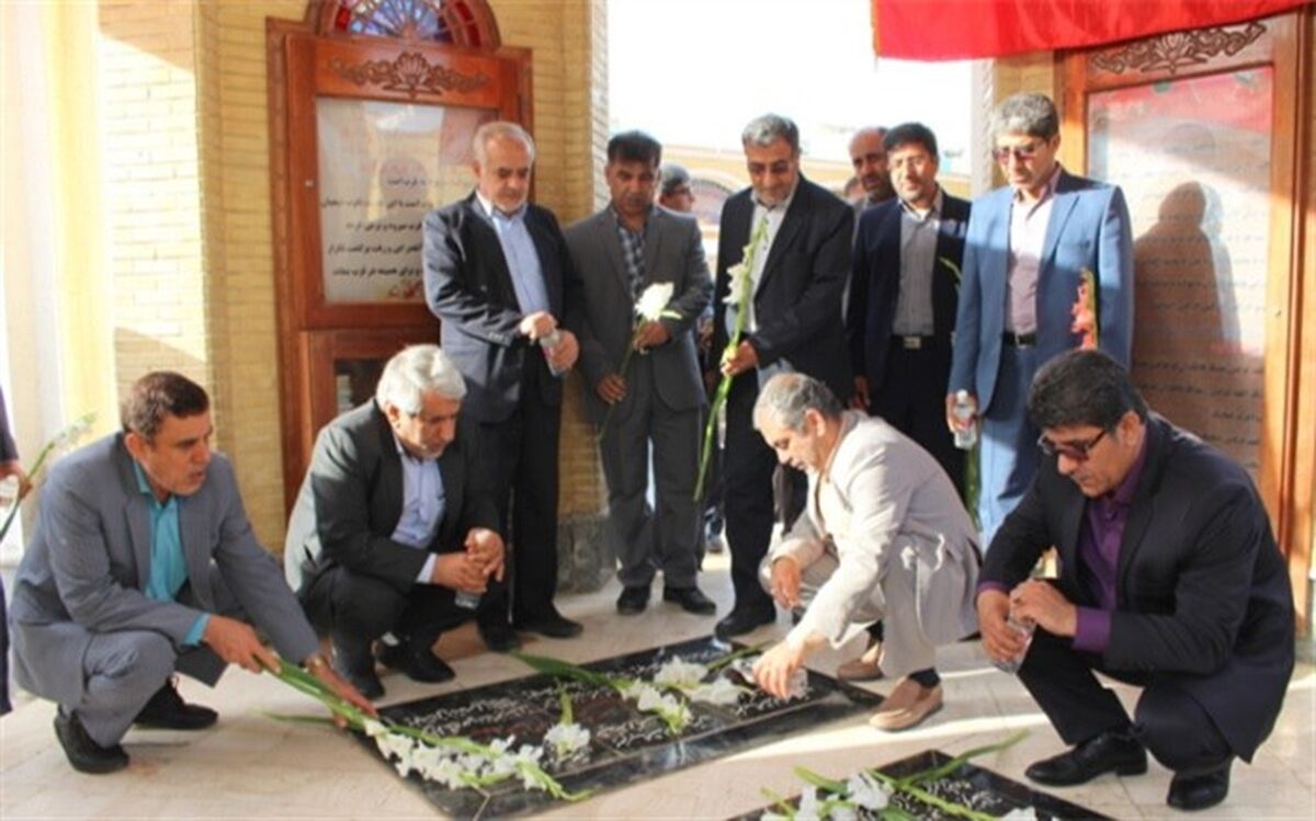 عطر افشانی و گل گزاری مزار مطهر شهدا به مناسبت هفته معلم در بوشهر برگزار شد
