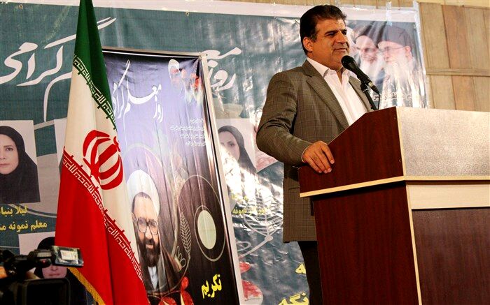 مدیر کل آموزش و پرورش شهرستانهای تهران: تجلیل از مقام معلم وظیفه‌ی همه‌ی جامعه است