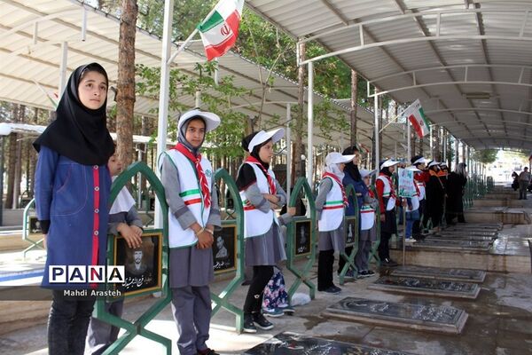 غباروبی مزارشهدا همزمان باآغازهفته معلم توسط پیشتازان سازمان دانش آموزی خراسان جنوبی