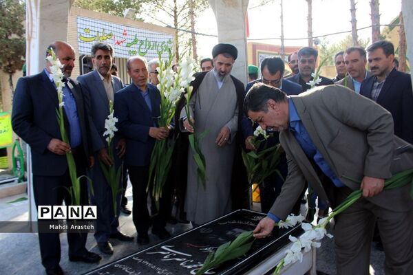 غباروبی مزارشهدا همزمان باآغازهفته معلم توسط پیشتازان سازمان دانش آموزی خراسان جنوبی
