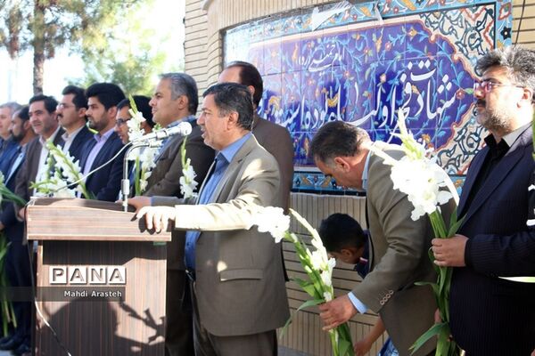 غباروبی مزارشهدا همزمان باآغازهفته معلم توسط پیشتازان سازمان دانش آموزی خراسان جنوبی