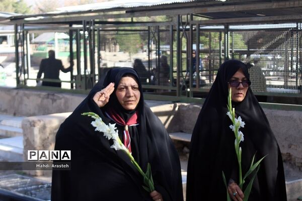غباروبی مزارشهدا همزمان باآغازهفته معلم توسط پیشتازان سازمان دانش آموزی خراسان جنوبی
