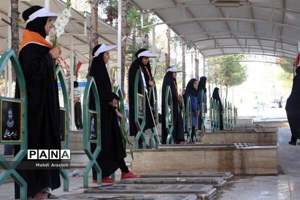 غباروبی مزارشهدا همزمان باآغازهفته معلم توسط پیشتازان سازمان دانش آموزی خراسان جنوبی